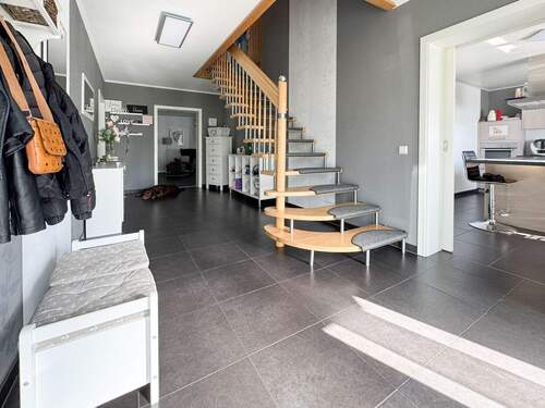 Flur - Einfamilienhaus mit 229,00 m&sup2; in Fürthen zum Kaufen