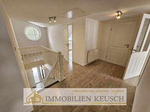 Heller & großer Flur OG - 