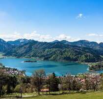 Weitläufiges Grundstück. Traumanwesen am Schliersee mit Bergblick.