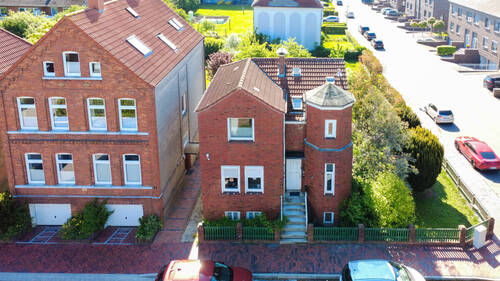 Bild 1 - Viel Platz & Entwicklungspotenzial - Einfamilienhaus mit Baugrundstück in Emden