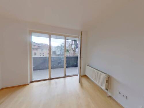 Vom Wohn-/ Essbereich auf den Balkon - 2 Zimmer Etagenwohnung in Schwerin