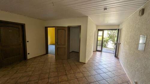 Eingangsbereich / Flur - 7 Zimmer Einfamilienhaus zum Kaufen in Hauenstein