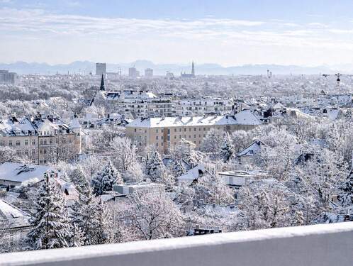 Blick auf die Stadt und Bergpanorama. - Beeindruckender Weitblick. Wohnen über den Dächern Münchens.