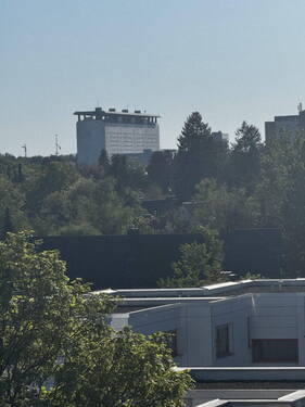 Zoom vom Balkon auf Klinik - 