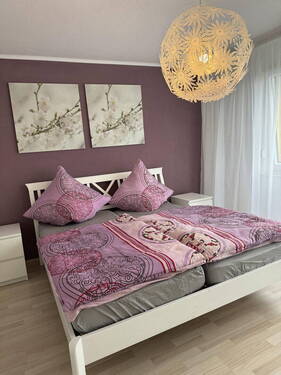 Schlafzimmer - Möblierte 2,5-Zimmer Wohnung im 6. OG mit Balkon in München-Hadern