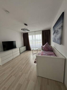 Wohn - und Schlafzimmer - 2 Zimmer Etagenwohnung zum Kaufen in München