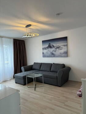 Wohn - und Schlafzimmer - 2 Zimmer Etagenwohnung in München