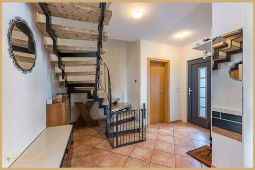 Flur - 7 Zimmer Einfamilienhaus in Berne