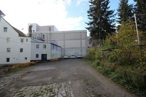 2tes Gebäude/Parkplatz - 