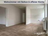 Wohnzimmer mit offener Küche und Balkon - 