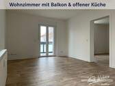 Wohnzimmer mit offener Küche und Balkon - 