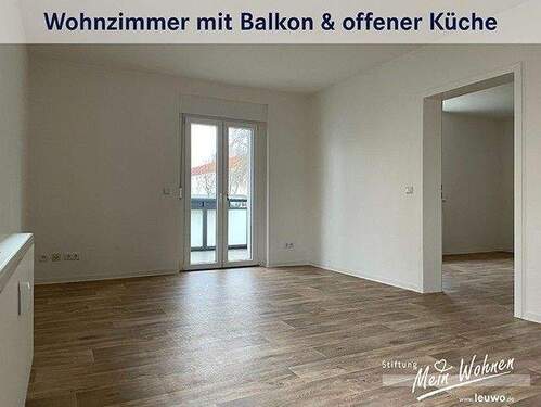 Wohnzimmer mit offener Küche und Balkon - 