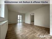 Wohnzimmer mit offener Küche und Balkon - 
