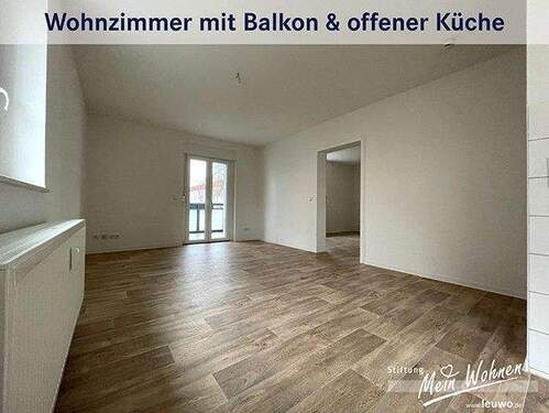 Wohnzimmer mit offener Küche und Balkon - 