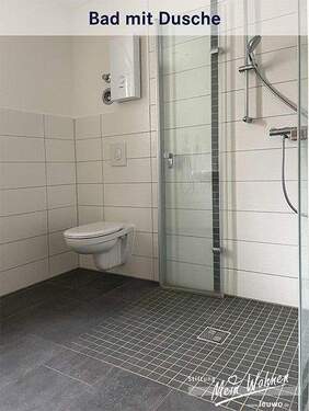 Bad mit ebenerdiger Dusche - 3 Zimmer Etagenwohnung in Bad Dürrenberg