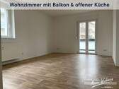 Wohnzimmer mit offener Küche und Balkon - 