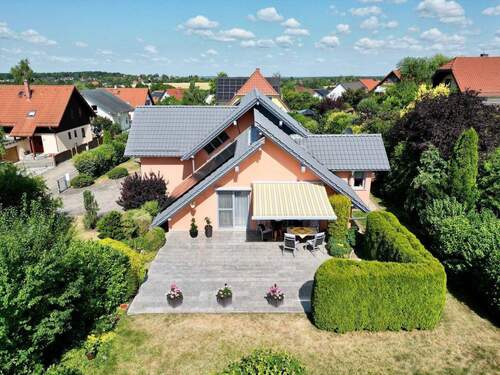 Hausansicht mit Terrasse - 