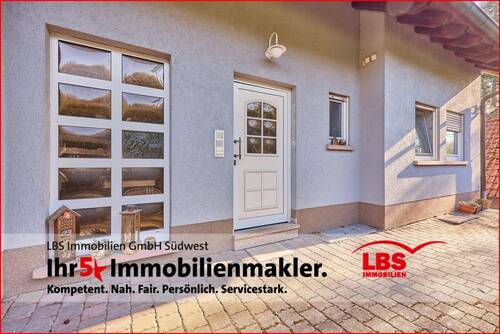 Hauseingang - 9 Zimmer Mehrfamilienhaus, Wohnhaus zum Kaufen in Winnweiler