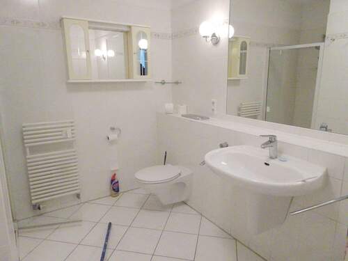 Modernes Bad mit stilvoller Ausstattung - 