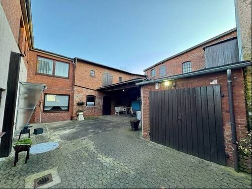 Garage mit Innenhof und Nebengebäuden - 