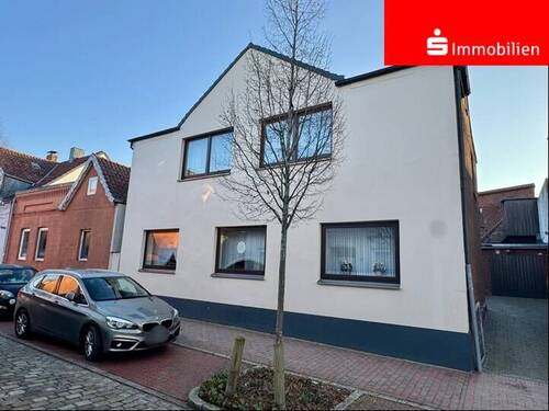 Ansicht von vorn - Haus mit 2 Wohnungen + gr. Nebengebäude mit Werkstatt und Garage