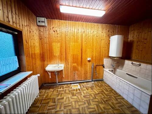 HWR mit Badewanne im Nebengebäude - 