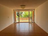 Wohnzimmer mit Balkonzugang - 4 Zimmer Etagenwohnung zur Miete in Weil am Rhein