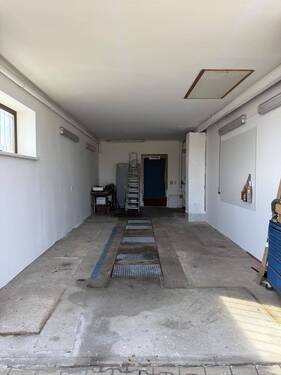 Garage innen mit Grube - 