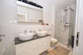 Modernes Badezimmer mit Wanne und Dusche - 