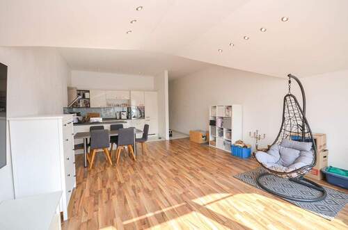 Offener Wohn- und Essbereich - Etagenwohnung mit 86,50 m&sup2; in Groß-Zimmern zum Kaufen