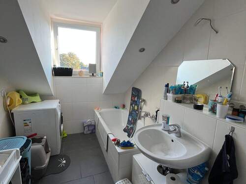 Tageslichtbad mit Wanne und Dusche - 