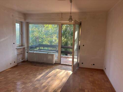 Wohnzimmer mit Balkon - 3 Zimmer Etagenwohnung zum Kaufen in Berlin