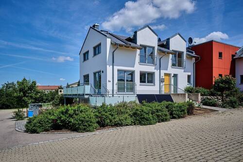 Reihenhaus Leiblfing Außenansicht I - Familienfreundlich wohnen in Leiblfing: Lichtdurchflutetes Reihenendhaus mit Balkon und Garage