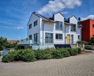 Familienfreundlich wohnen in Leiblfing: Lichtdurchflutetes Reihenendhaus mit Balkon und Garage