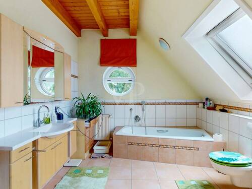 Geräumiges Badezimmer - 