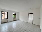 Helles Wohnzimmer mit Fliesen - geräumige und zentrale 2-Raumwohnung mit separater Küche und Wanne !