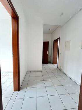 Heller Flur mit Türen - 2 Zimmer Etagenwohnung in Görlitz