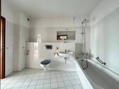 Helles Badezimmer mit Wanne - 