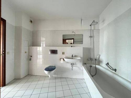 Helles Badezimmer mit Wanne - 