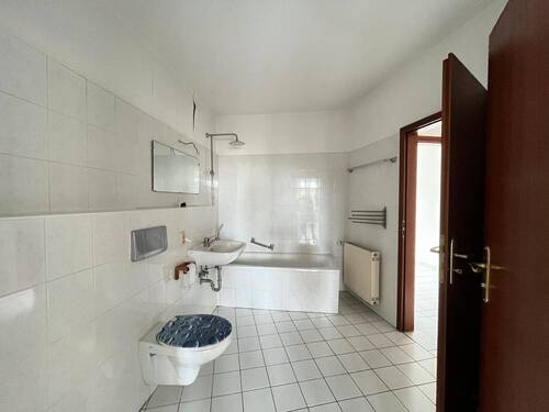 Helles Bad mit Wanne - 