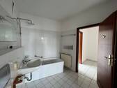 Helles Badezimmer mit Wanne - 