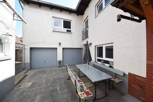 Nebengebäude mit 3 Garagen - 