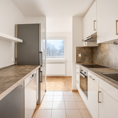 Funktionale Einbauküche. Offen zum Essbereich. - Etagenwohnung mit 61,00 m&sup2; in München zum Kaufen