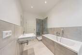 Mit Dusche und Wanne - 