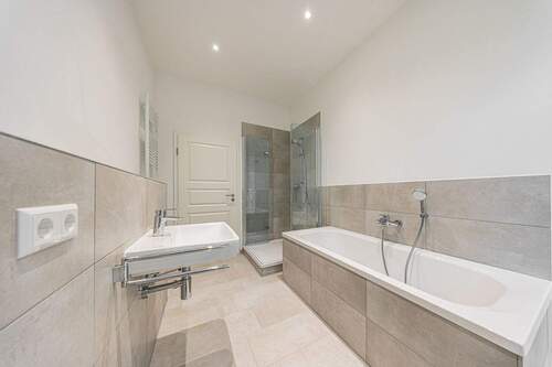 Mit Dusche und Wanne - 