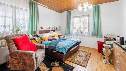 1. OG Schlafzimmer 1 - 