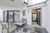 Terrasse mit Durchgang über die Garage - 