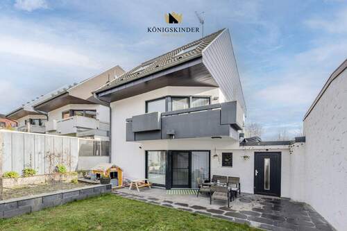 Gartenbereich, Terrasse und Hausrückseite - 