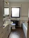 Badezimmer mit Wanne u. Dusche im Erdgeschoss - 