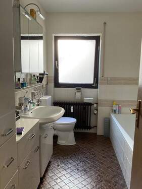 Badezimmer mit Wanne u. Dusche im Erdgeschoss - 